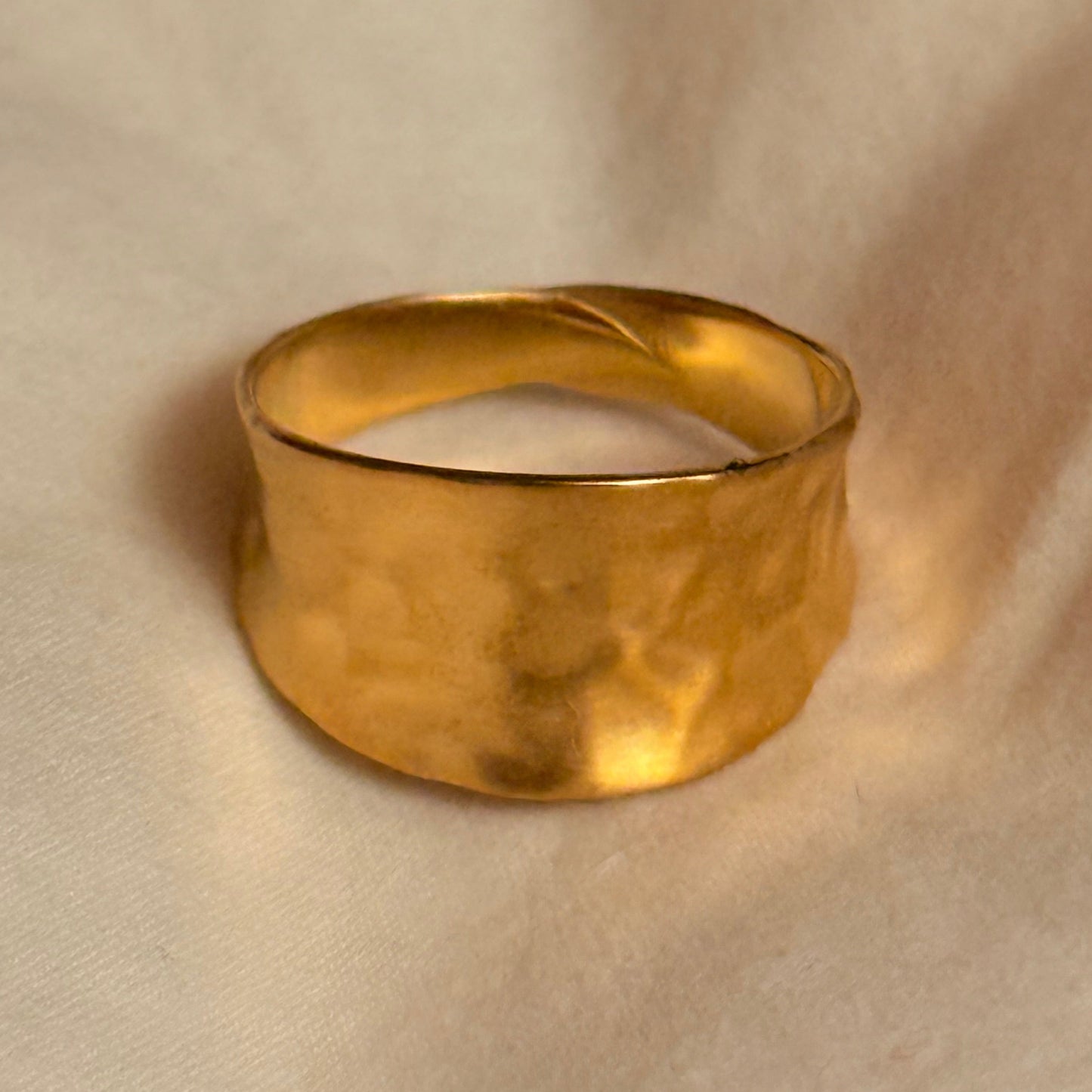 HAMMERED GOLD BAND